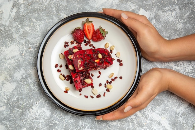 Konkakt: dłoń trzymająca talerz z jedzeniem