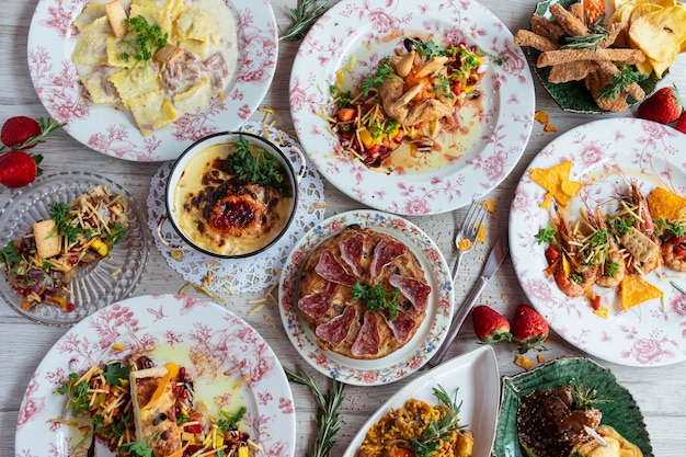 Talerze z daniami z planu